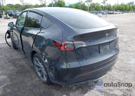 2025 Tesla Model Y Long Range Dual Motor All-Wheel Drive z USA, uszkodzony, nr VIN 7SAYGAEE2SF218134